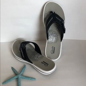 NWOB CLARKS flip flops